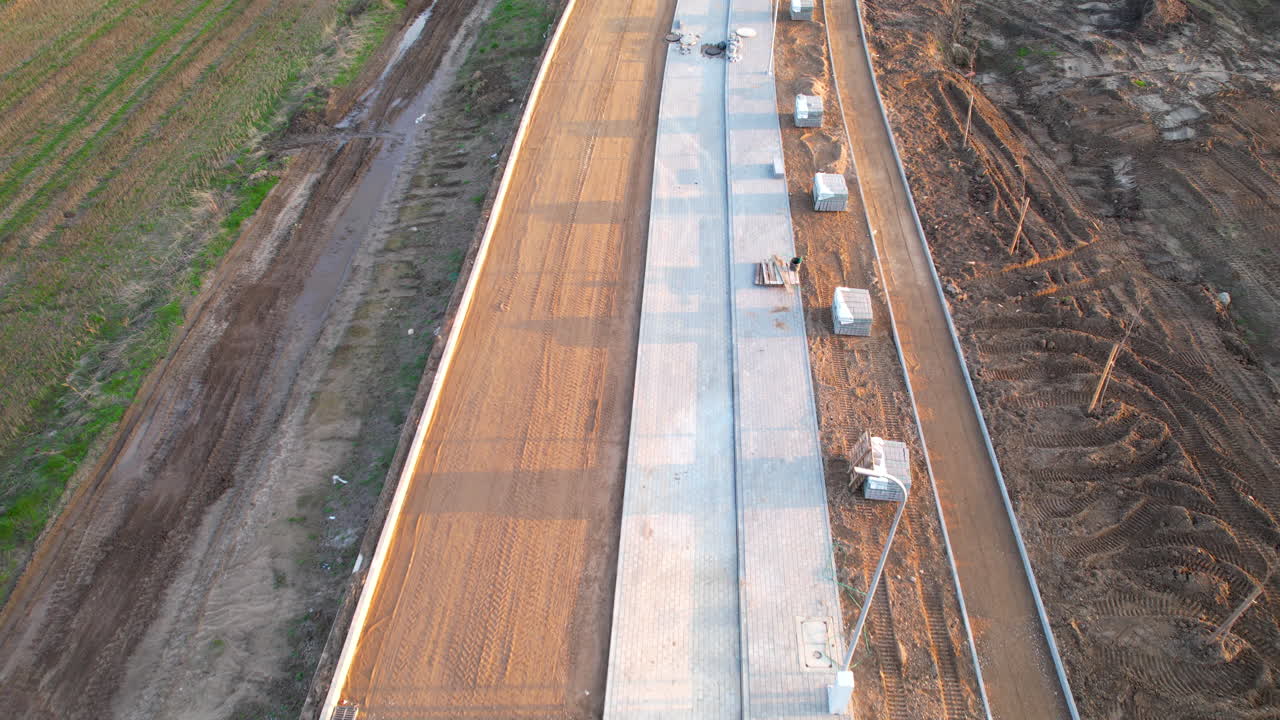 도시 진화: 진행 중인 도로 및 거리 건설의 항공 사진