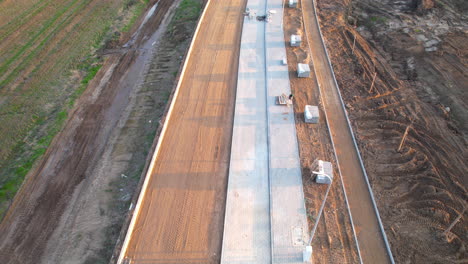 evolución urbana: vista aérea de la construcción de carreteras y calles en curso