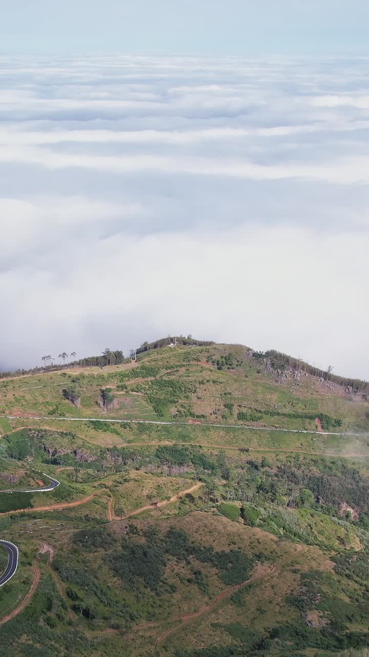Tampilan udara yang memukau dari perbukitan hijau subur dan jalanan berliku di Madeira, Portugal