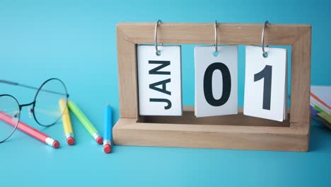 1 de enero calendario con lápices y gafas