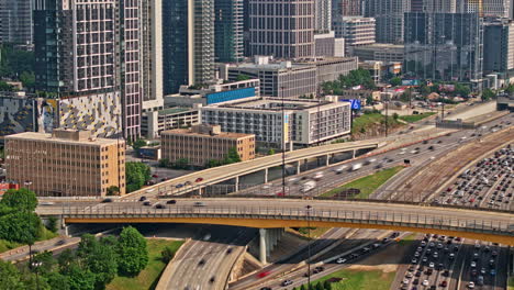 Atlanta-Georgia-Aerial-V880-Hyperlpase-Drone-Flyover-Interstate-Freeway,-Aufnahme-Des-Starken-Verkehrs-Auf-Der-Straße-Und-Des-Stadtbildes-In-Midtown-Und-Downtown-Bei-Tag-–-Aufgenommen-Mit-Mavic-3-Pro-Cine-–-Mai-2023