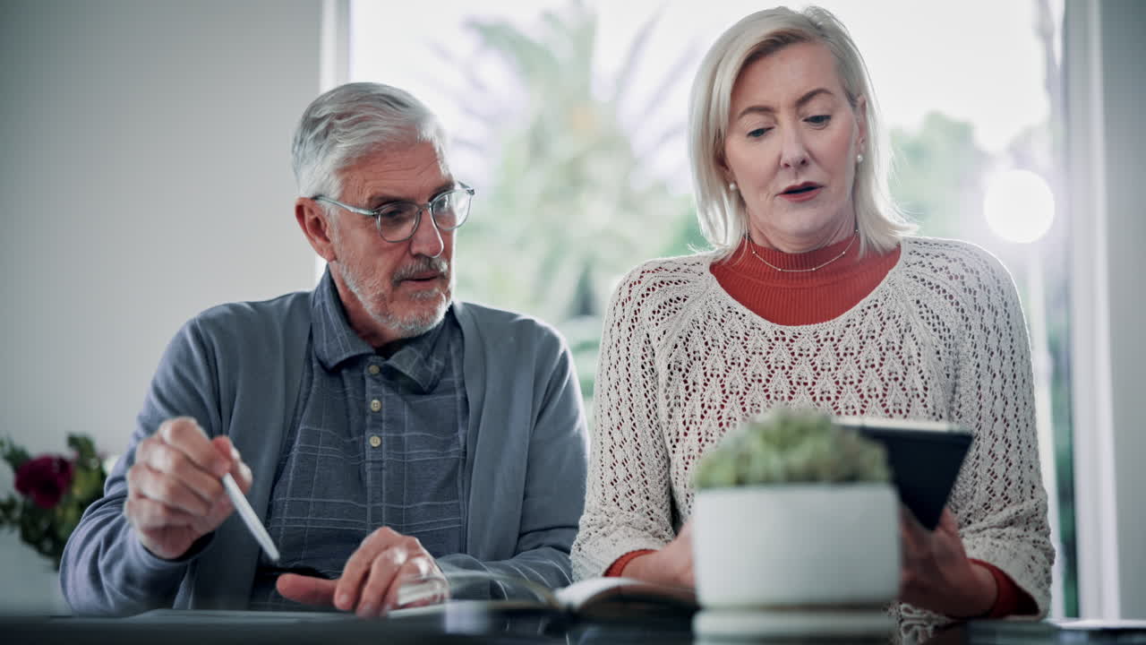 una pareja de ancianos discutiendo finanzas