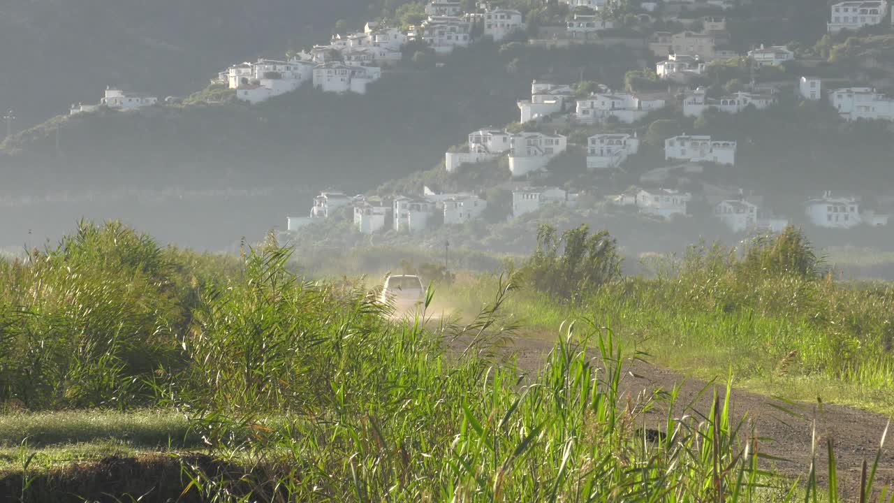 4x4 suv가 스페인의 습지를 가로질러 길을 달리고 있습니다.