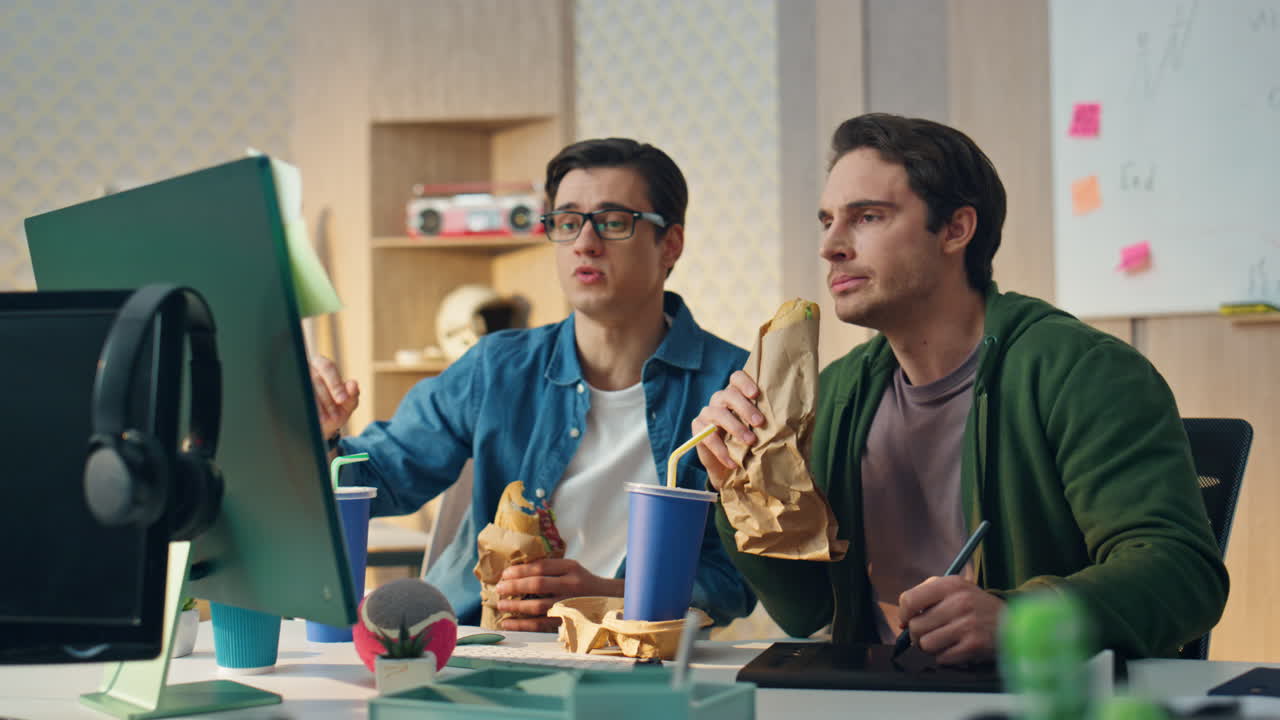 파트너들은 음식을 맛보고 일자리를 논의하고 점심을 먹고 있습니다.