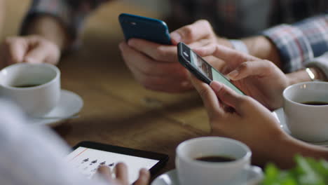 gente de negocios manos usando teléfonos inteligentes navegando trabajando en línea colaborando en tecnología móvil conectándose en red juntos amigos relajándose en un café bebiendo café disfrutando de un estilo de vida de ocio de cerca