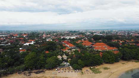 Wunderschöner-Filmischer-Sanur-Strand,-Bali-Drohnenaufnahmen-Mit-Interessanter-Landschaft,-Fischerbooten,-Dorfhäusern,-Hotels,-Resorts-Und-Ruhigem-Wetter