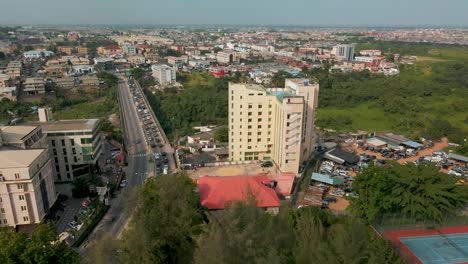 coches en tráfico pesado de lagos al anochecer hasta la noche