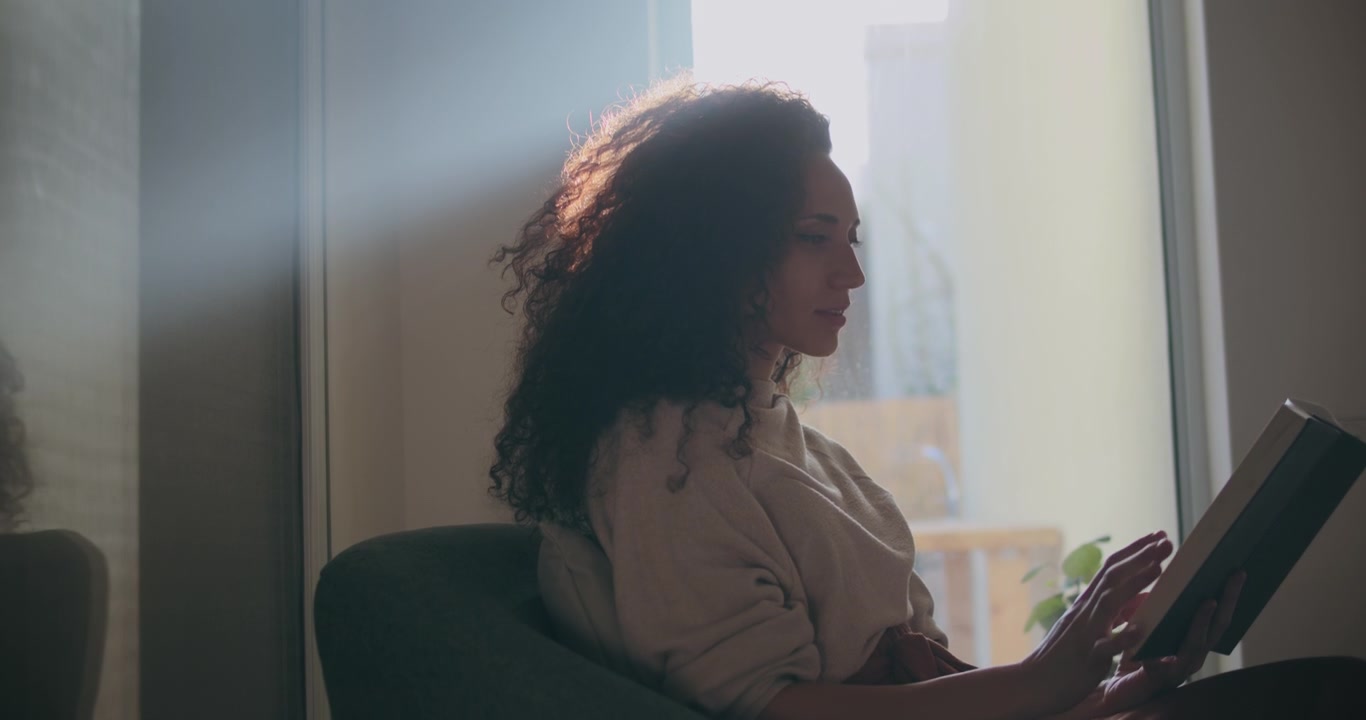 Luce che illumina una donna che legge un libro