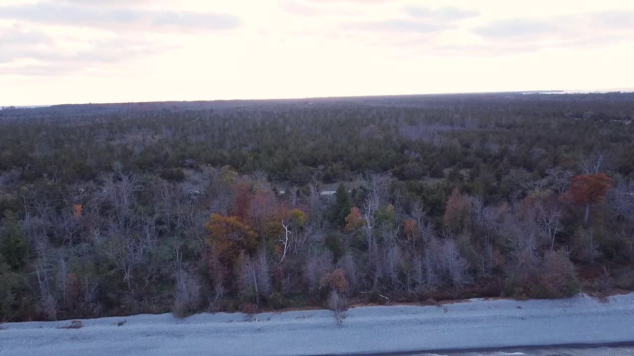 воздушный над озером, продвигающийся к береговой линии в дневное время