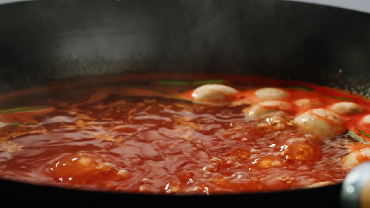 매운 수프 요리를 만드는 것