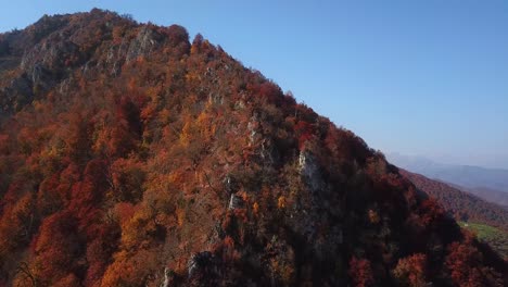 Movimiento-Aéreo-Hacia-Arriba-Toma-Ascendente-En-4k-En-El-Bosque-Montañoso-De-Irán---Temporada-De-Otoño-En-Mazandaran-Savadkuh-Arfadeh---árboles-De-Roble-De-Madera-De-Arce-En-Alborz-Y-La-Cordillera-De-Zagros-Paisaje-De-Verdes-Campos-Salvajes