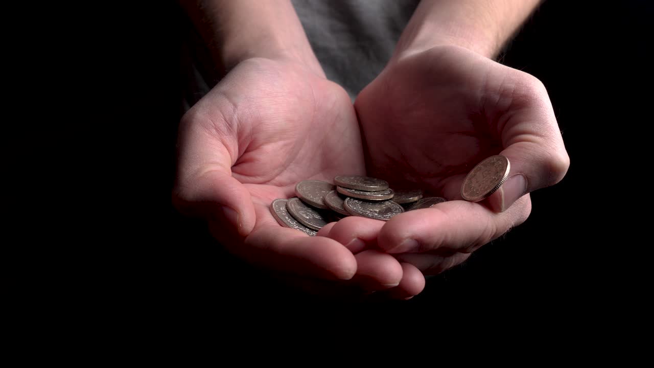 열린 기부 손에 페니 다임 떨어뜨리기