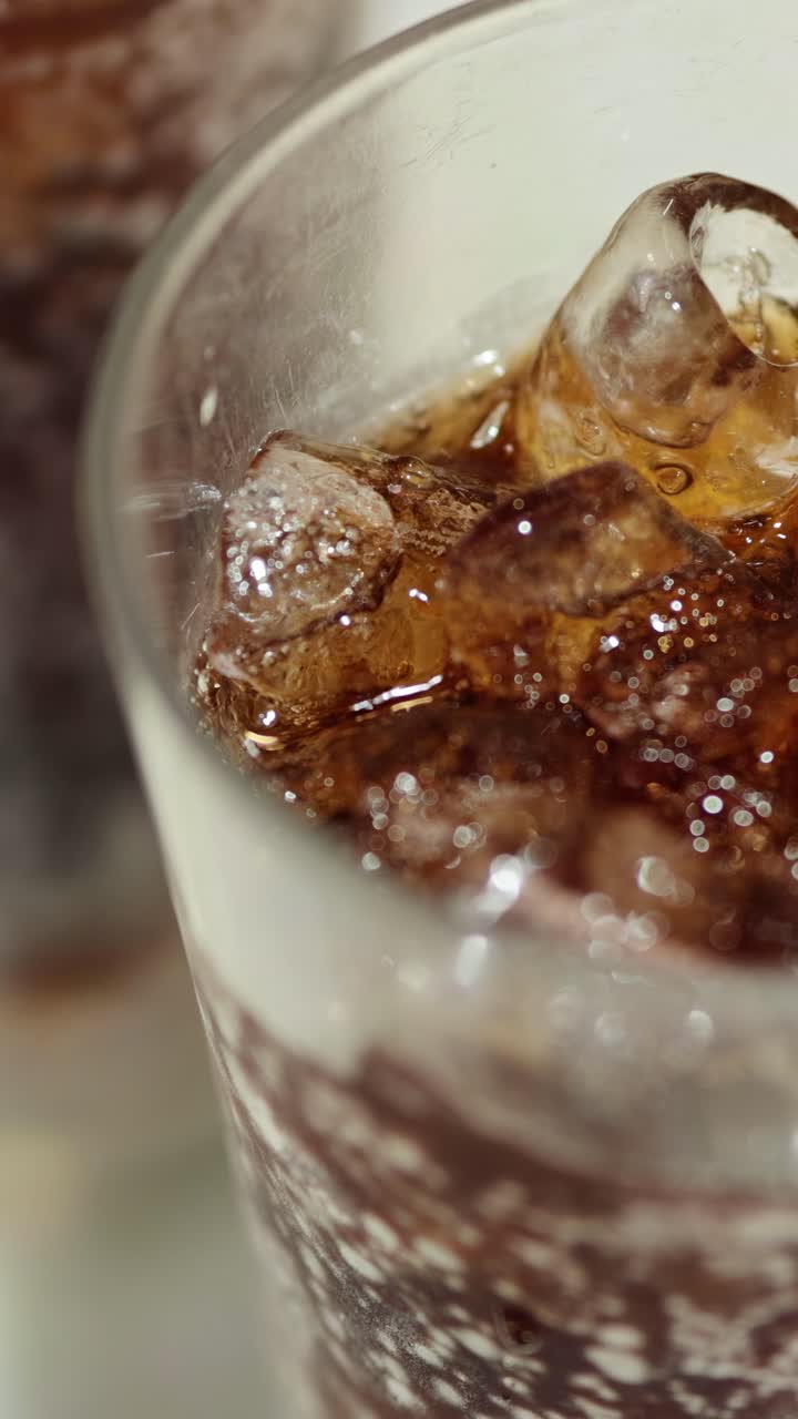 Soda rinfrescante con ghiaccio in un bicchiere