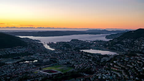 horizonte del atardecer de la ciudad de bergen timelapse