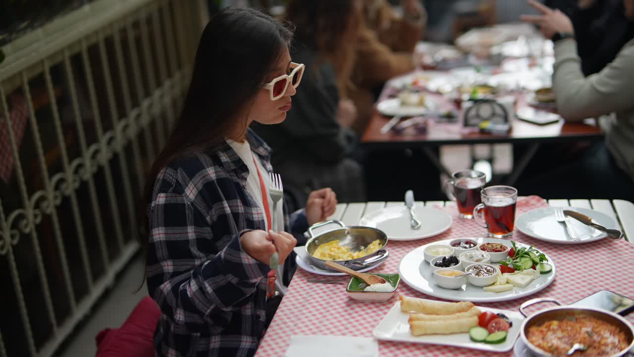 터키식 아침 식사를 즐기는 여자