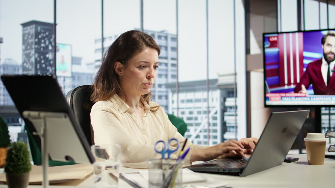 Professioneller, zielorientierter Geschäftsführer, der globale Trends im High-End-Büro analysiert