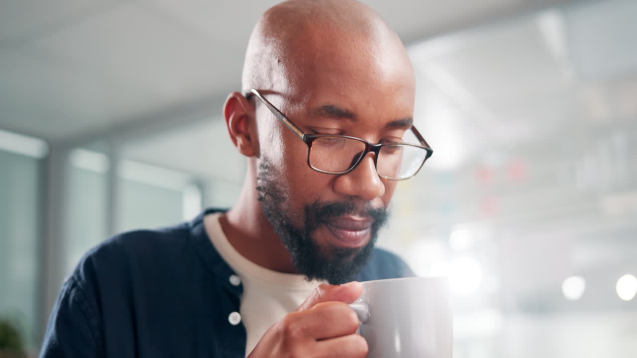 hombre en la oficina, bebiendo café