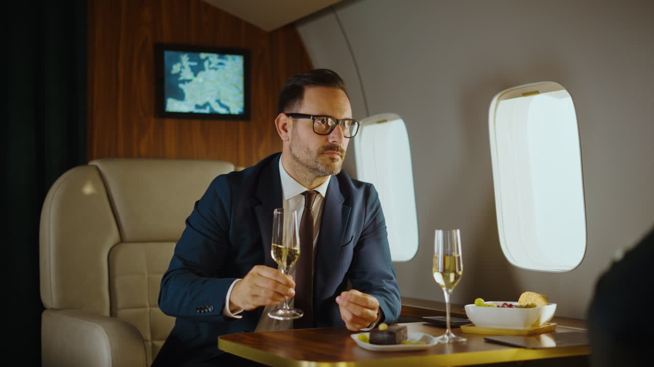 Uomo d'affari su un jet privato