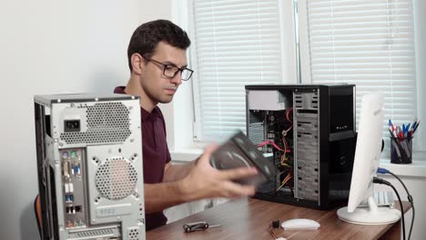 trabajador de servicio informático que repara computadoras rotas en la oficina y actualiza el hardware de la computadora. equipo de apoyo. 4k