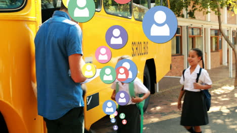 los iconos sociales sobre los jóvenes que suben al autobús.