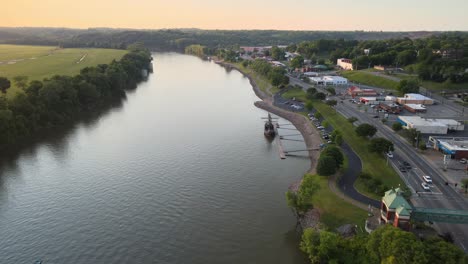 la réplica de pinta, atracada en el río cumberland en clarksville, tennessee