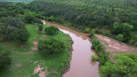 Vuelo-Aéreo-De-Drones-Sobre-El-Río-Colorado-Al-Sur-De-Brownwood-Texas