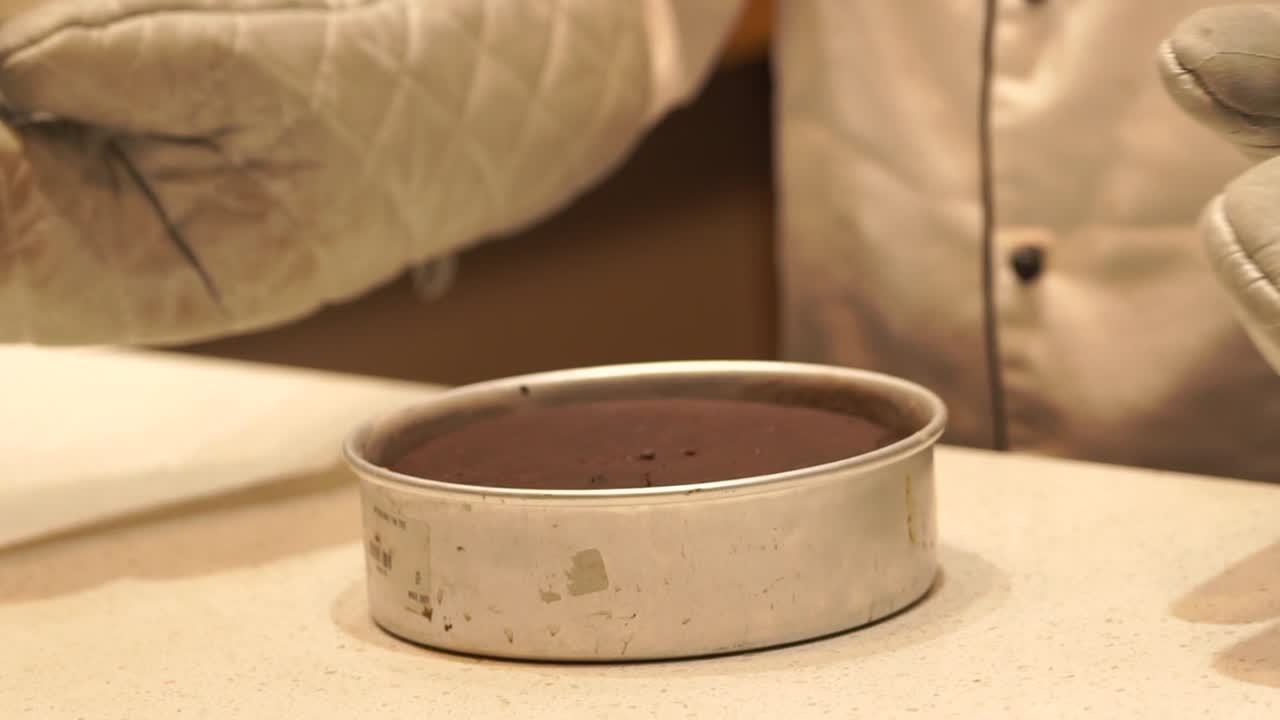 класть пирог, испеченный в духовке, класть на стол