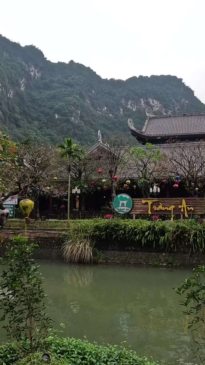 전통 건축물과 산과 함께 평화로운 강 전망