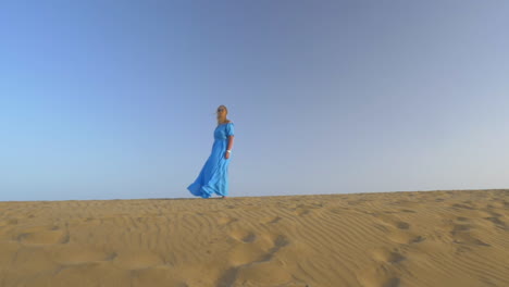 mujer en el horizonte de la playa