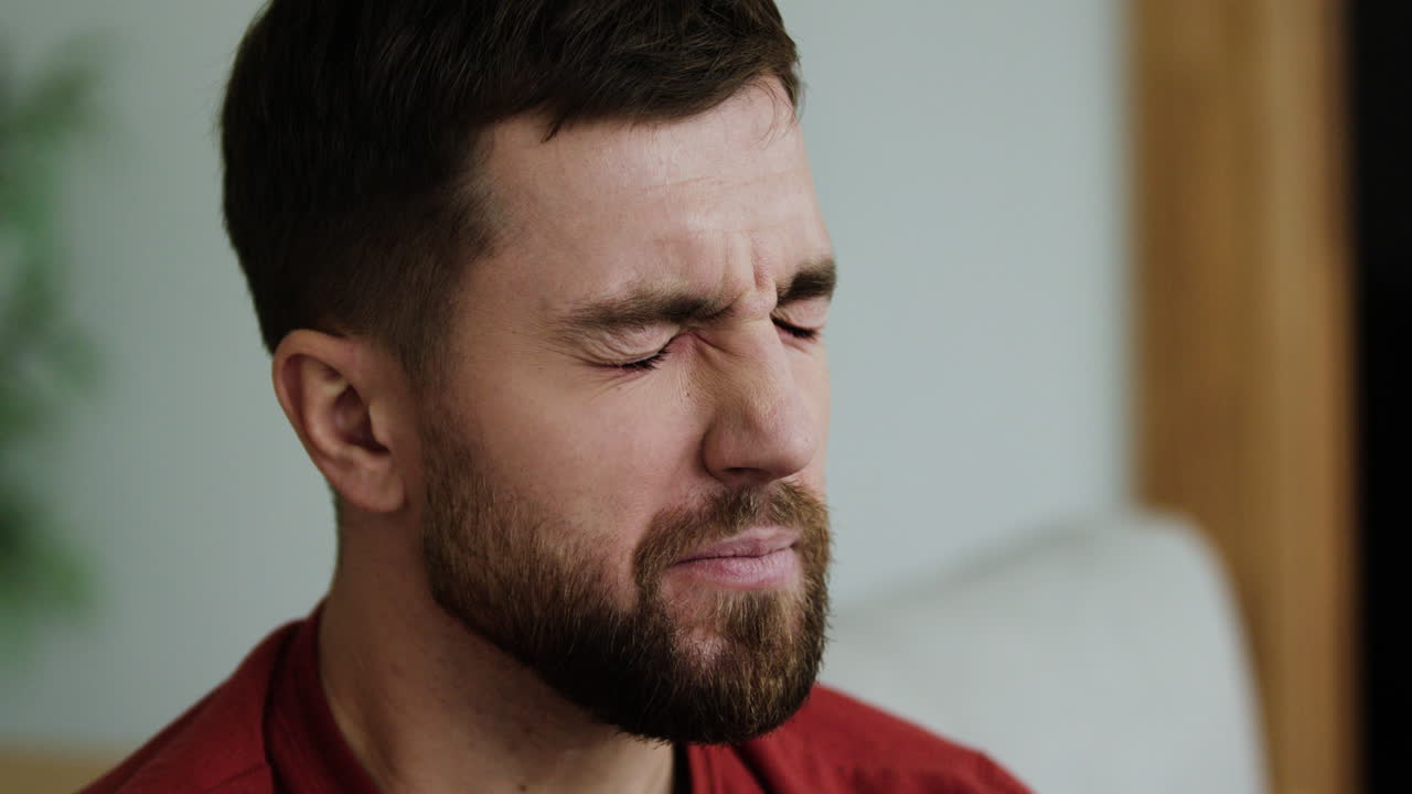 больной человек сидит в гостиной.