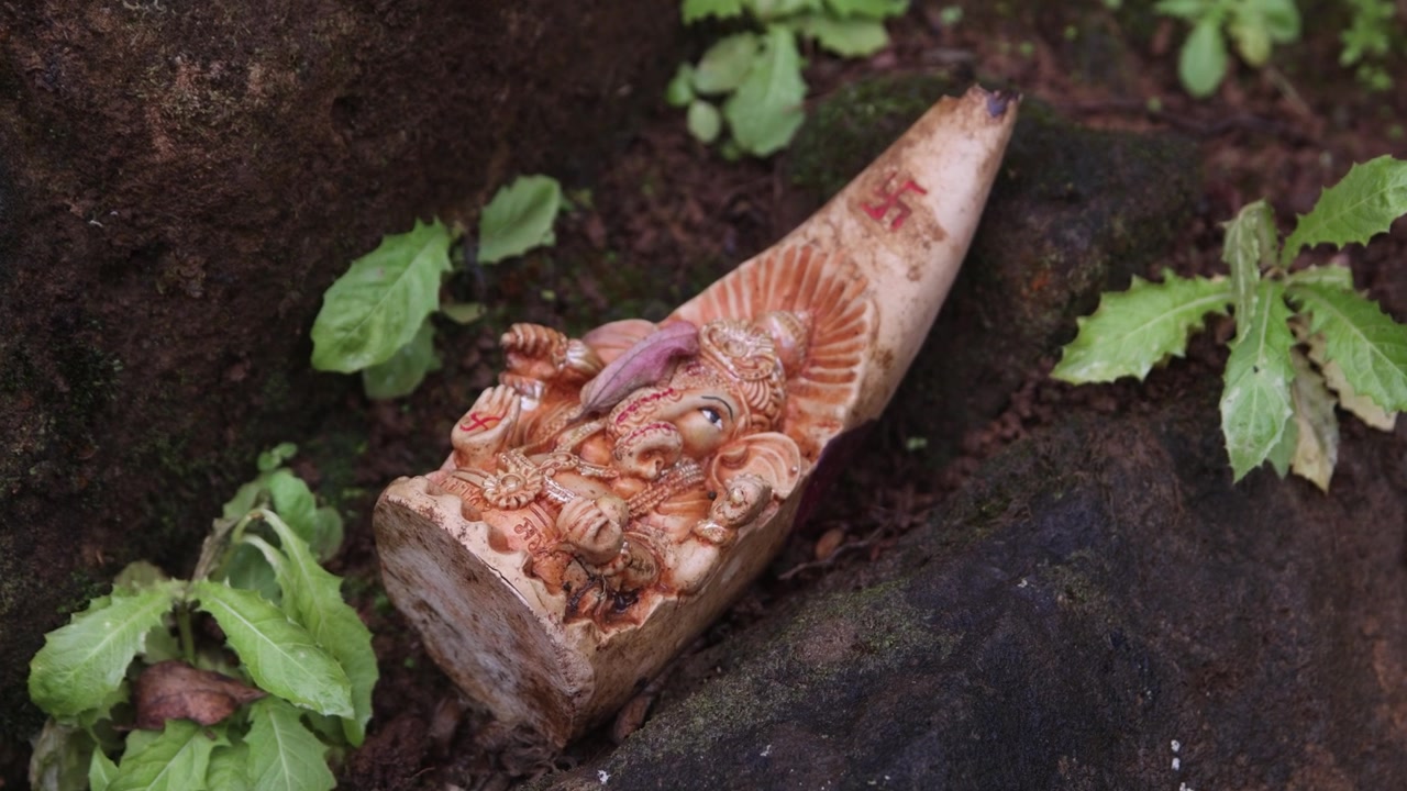 Primo piano di un manufatto architettonico tradizionale in legno che poggia sul terreno del Ganga Talao Grand Basin, Mauritius.