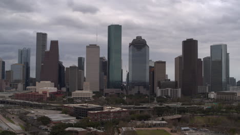 Toma-De-Establecimiento-Del-Centro-De-Houston-En-Un-Día-Nublado