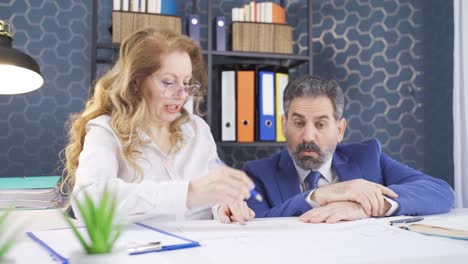 trabajadores de oficina enfocados y positivos que están satisfechos con sus trabajos.