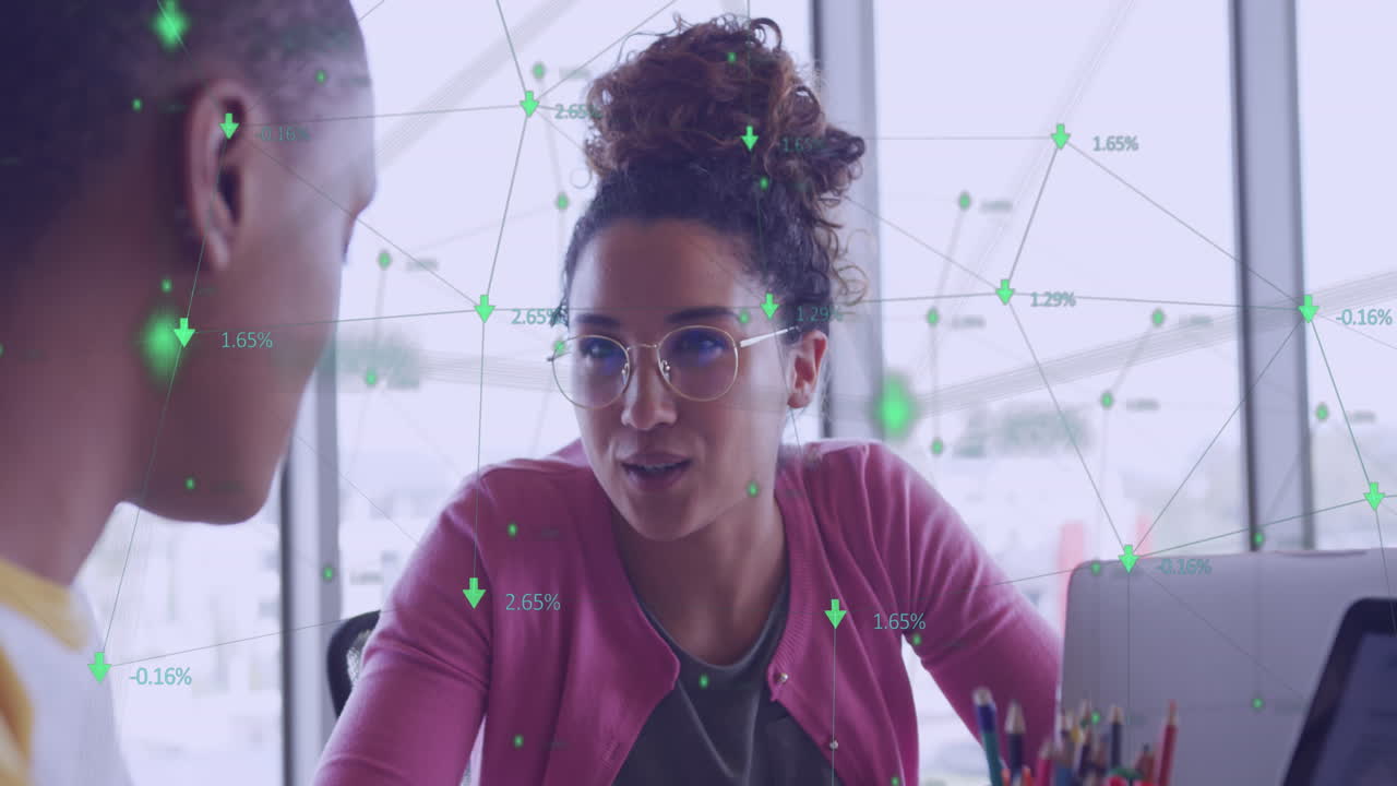 animación de la red de conexiones entre diversas personas de negocios en la oficina