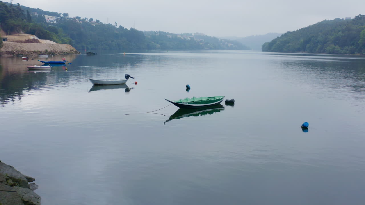 barcos de pesca en el río douro
