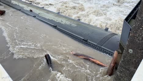 Donau-Nahe-Höchststand,-Bei-Hochwasser-In-Bayern,-Staustufe-Bergheim-Bei-Ingolstadt-Mit-Treibgut