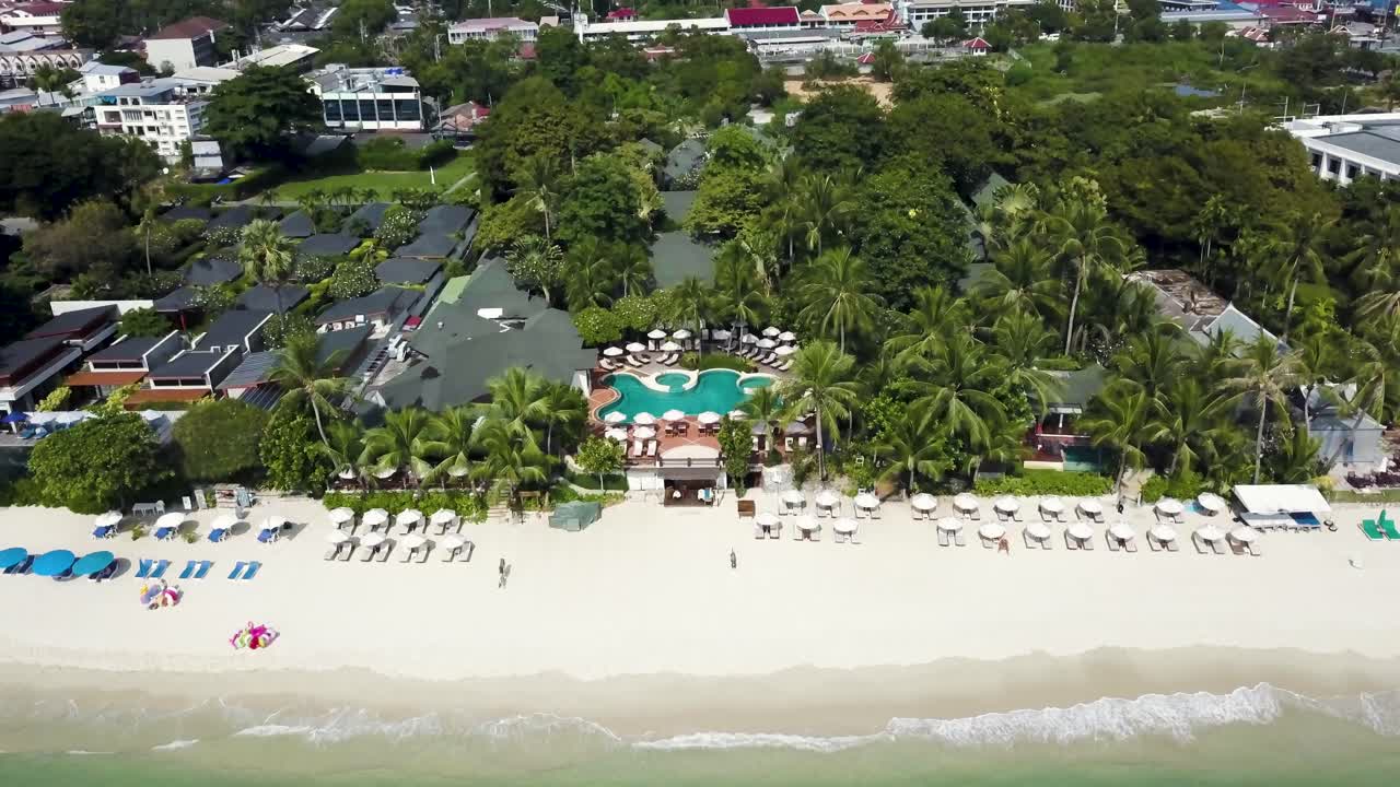 vista aérea de un balneario tropical