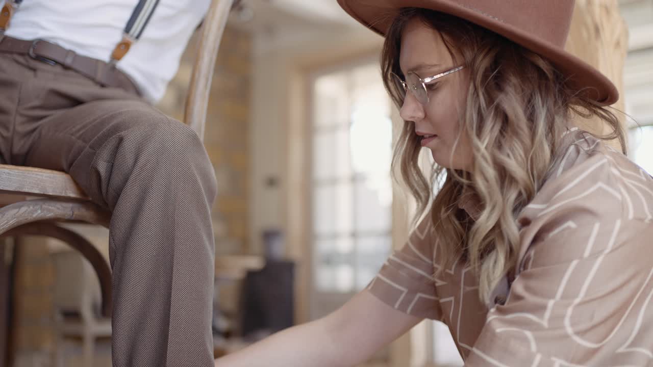 의자 를 수리 하는 여자