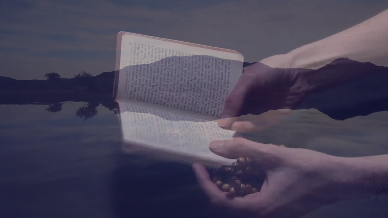 Animazione di una persona che tiene un libro aperto e perline su un lago sereno, apprezzando la natura