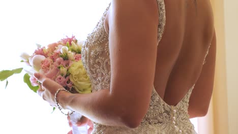 Novia-De-Boda-Con-Un-Hermoso-Arreglo-De-Ramo-De-Flores