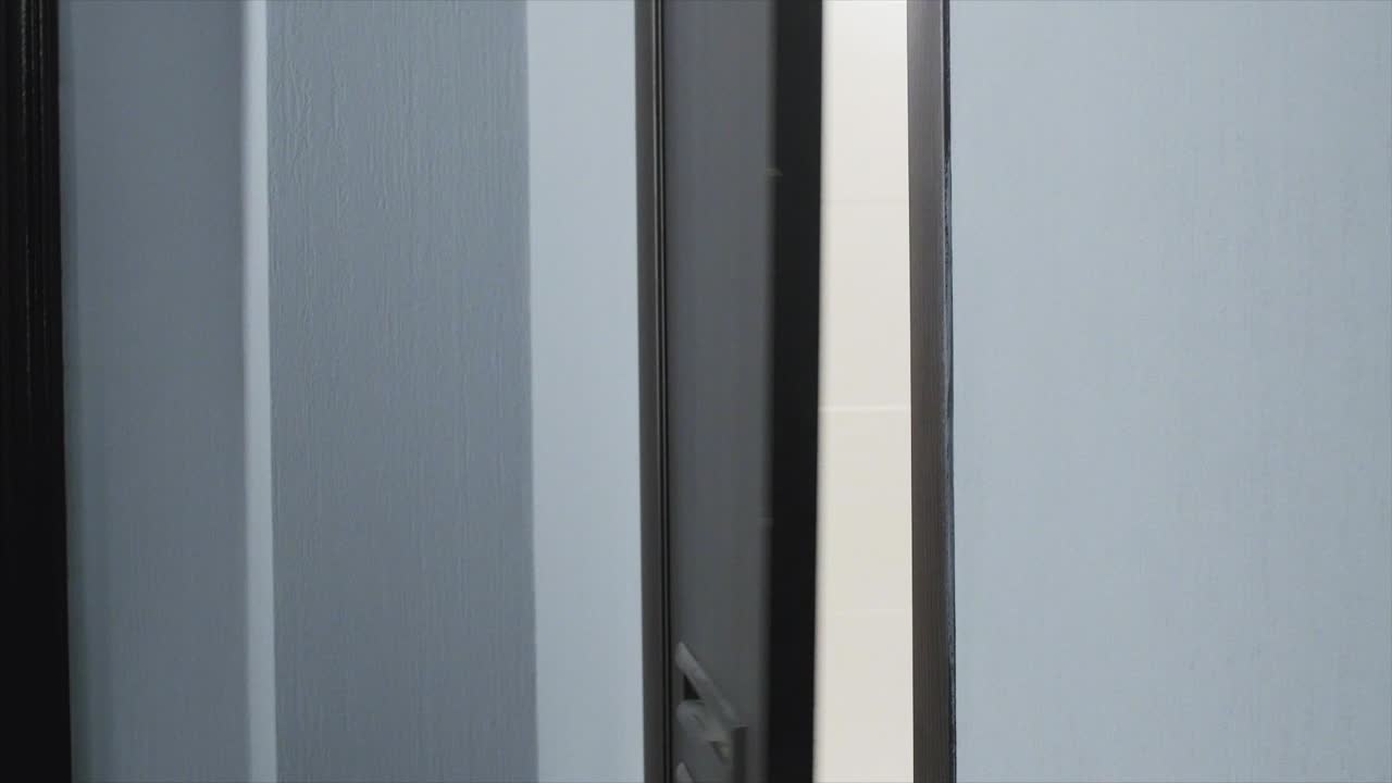 mujer escondiéndose con una botella de vino