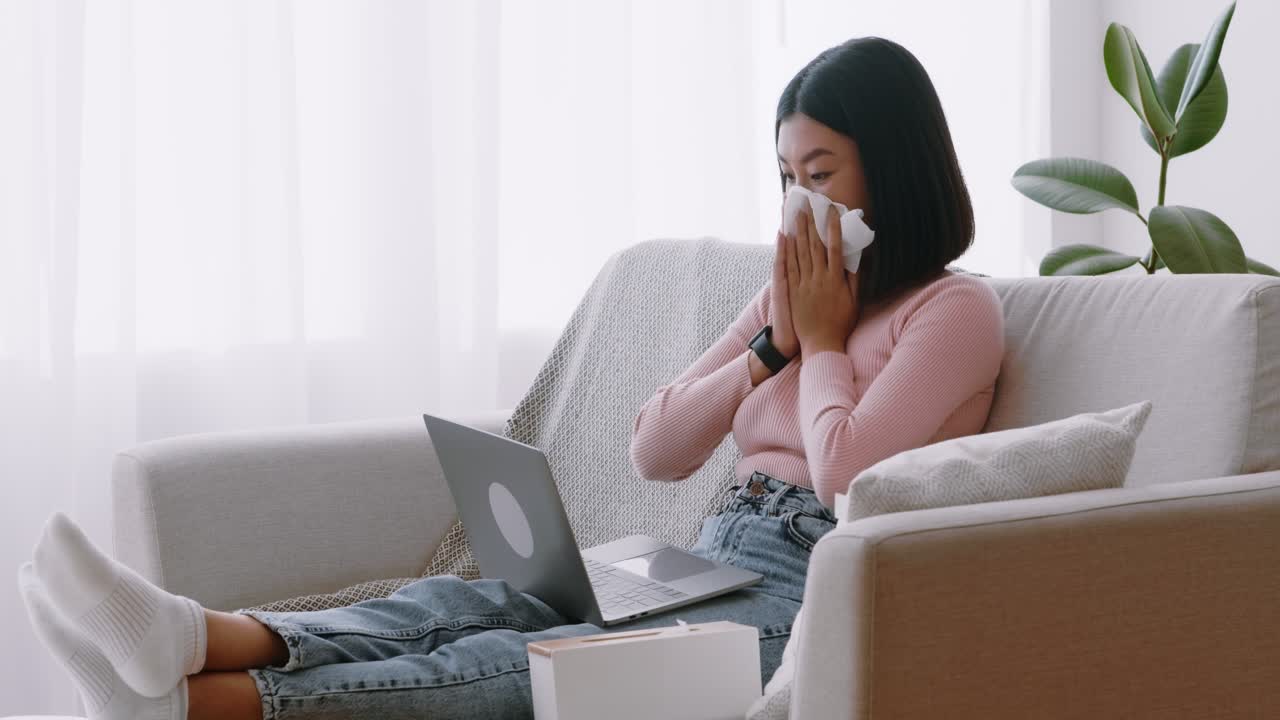 집에서 일하는 여성이 병에 걸렸습니다.