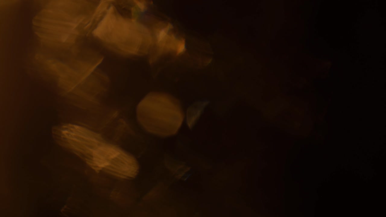 Transizione Astratta con Fughe di Luce Dorate e Bokeh