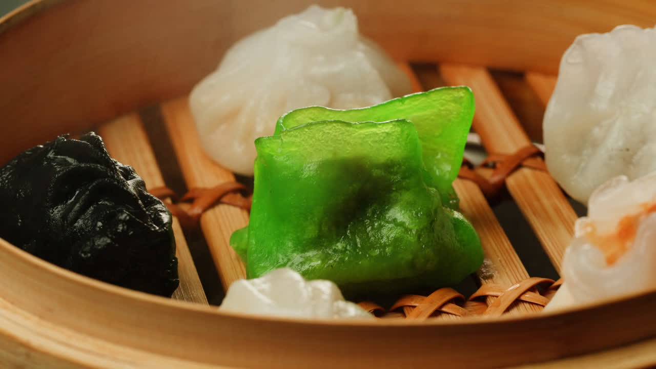 Bambu Sepette Buharda Pişen Renkli Dim Sum Mantıları