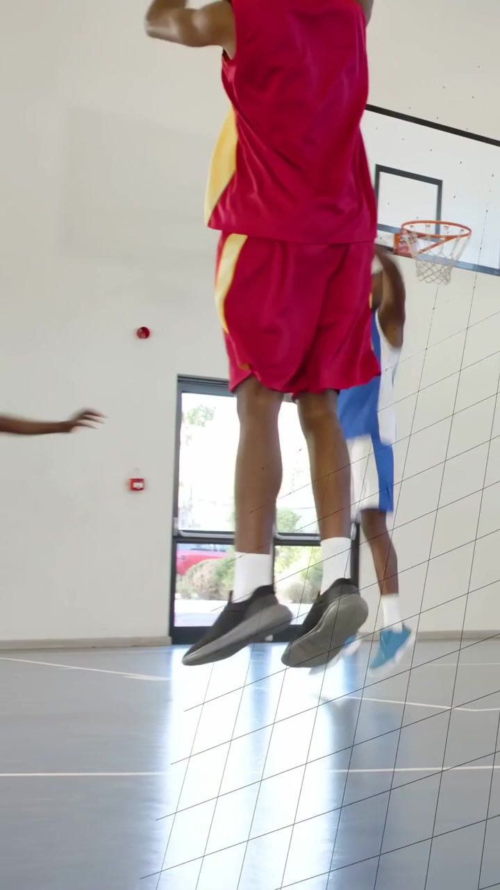 Video verticale: Giocatore di basket che si dirige verso il canestro iniziando l'attacco mentre equazioni si sovrappongono al muro.