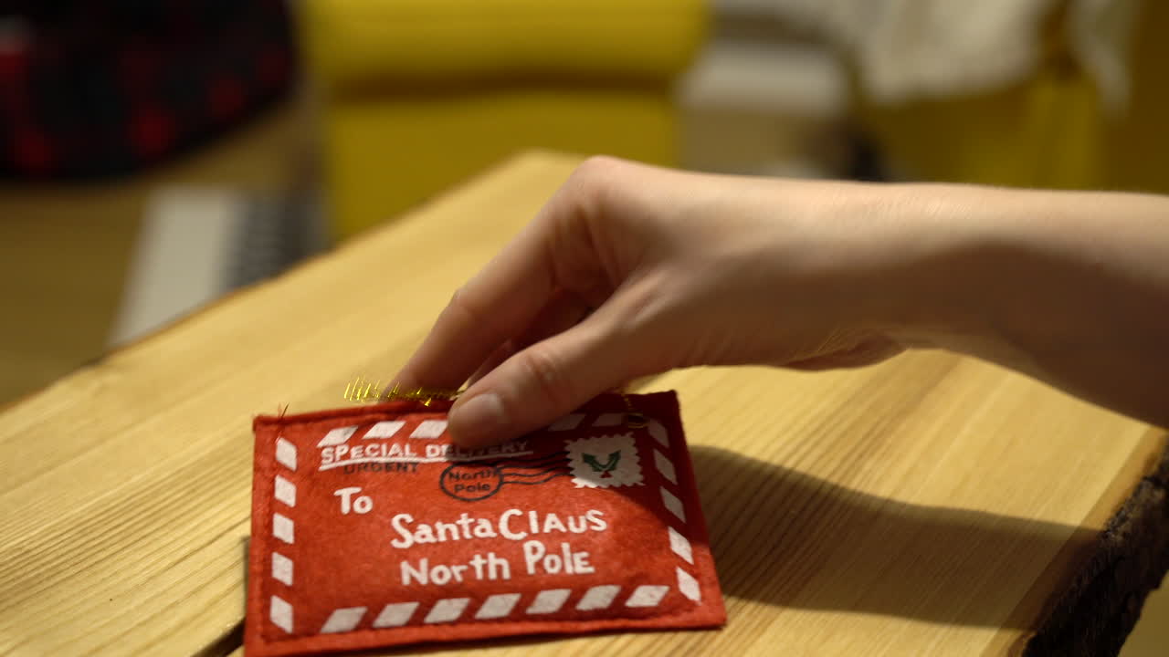 embalaje de cien billetes de zloty polaco en un sobre rojo decorado con navidad sobre una mesa de madera