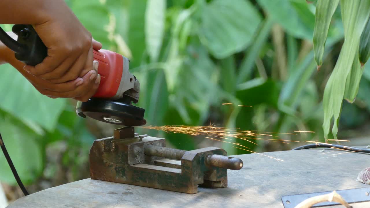 금속 건설을 는 노동자