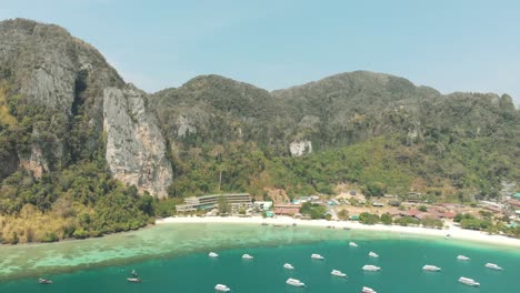 barcos amarrados en la bahía tropical contra colinas y acantilados