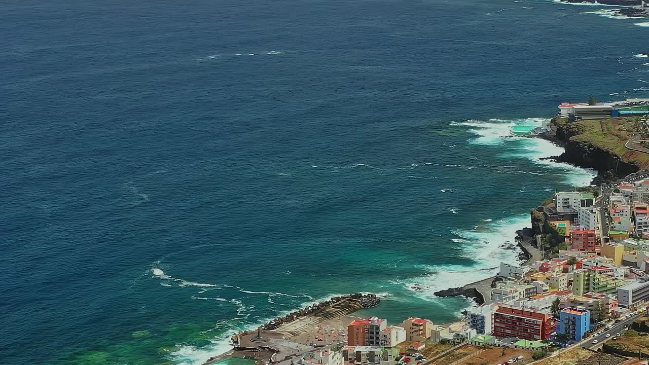 Esplorando la costa di Tenerife, Spagna, con onde oceaniche ed edifici