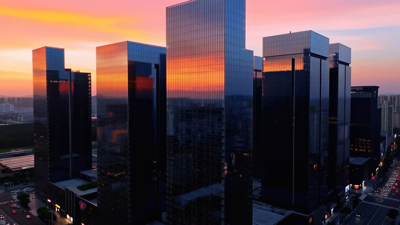 Reflexos Vibrantes do Pôr do Sol em Arranha-Céus de Cidade Moderna